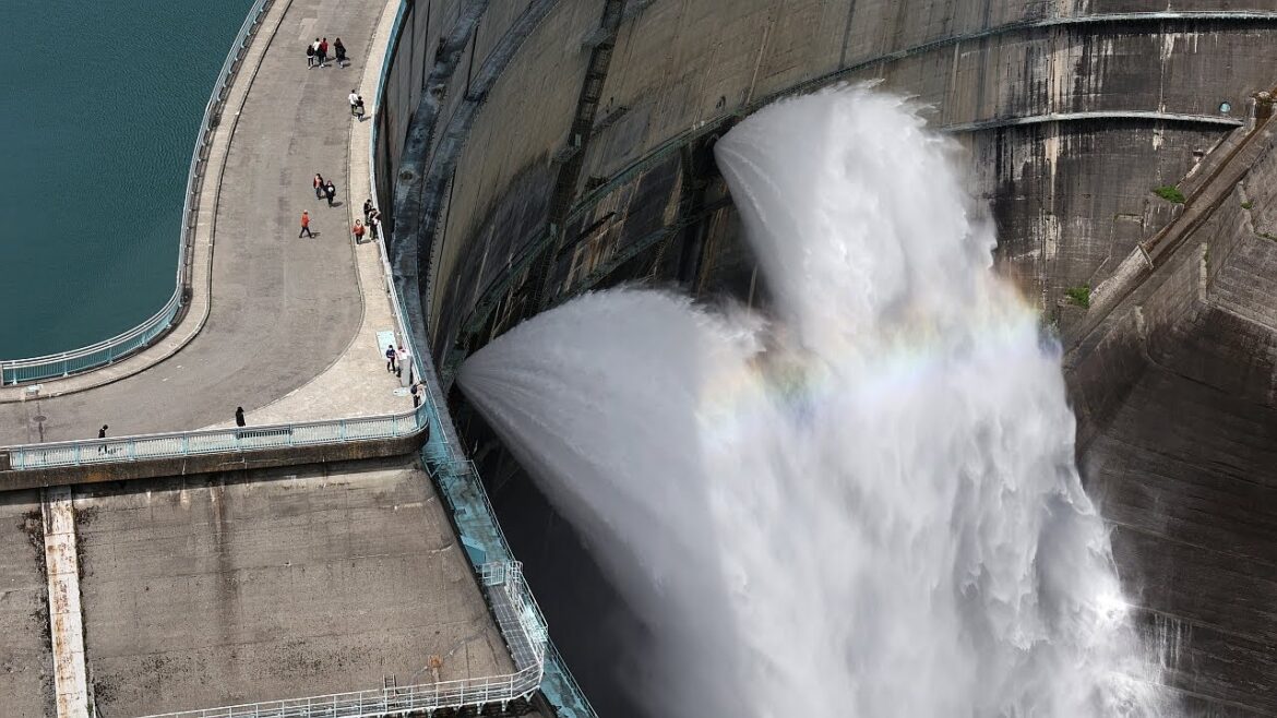 黒部ダムで観光放水始まる