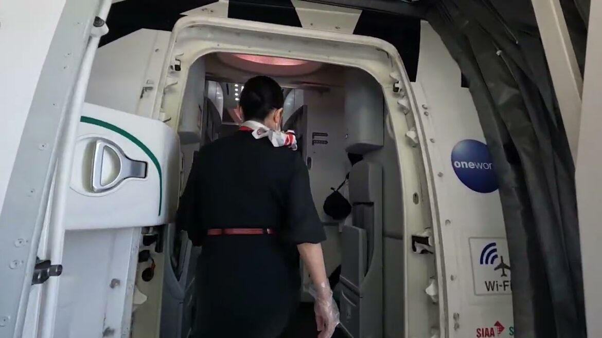 Boarding on JAPAN AIRLINES from Haneda Airport to Bangkok ( 2022 )