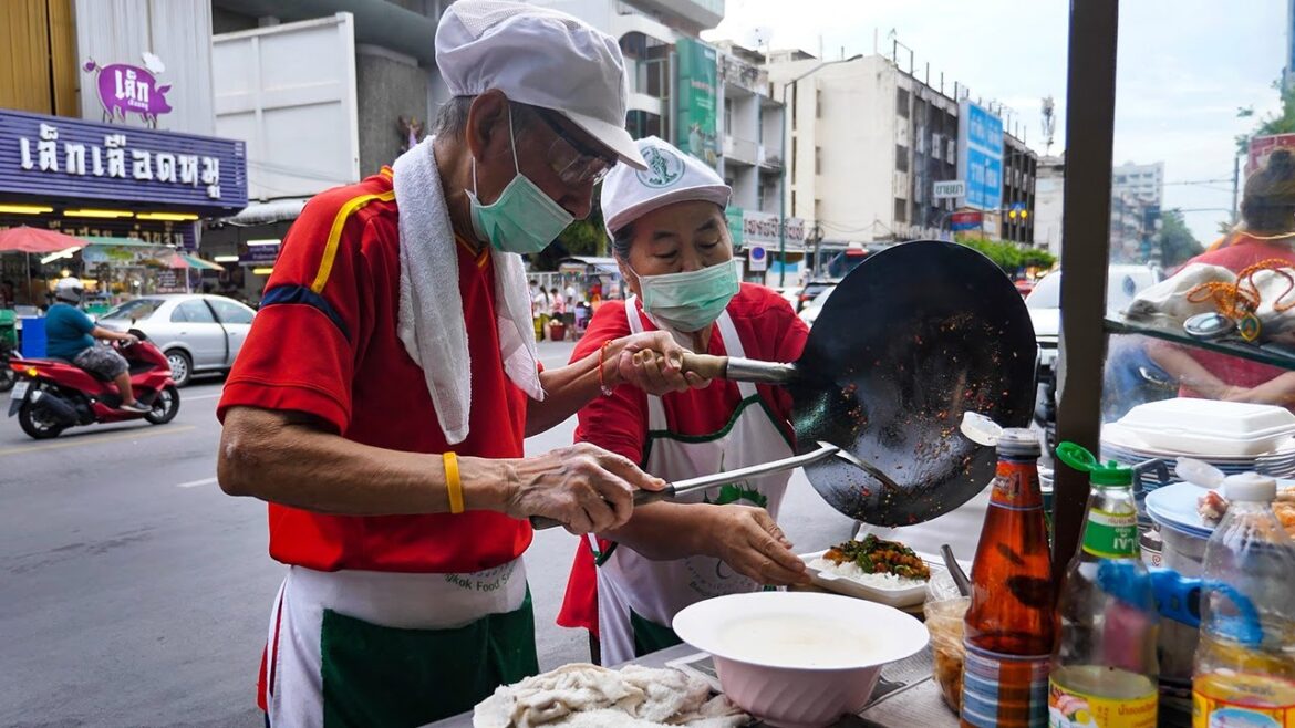 Amazing chef grandpa and auntie ! $1.5 fried pork, shrimp egg rice | Thai street food