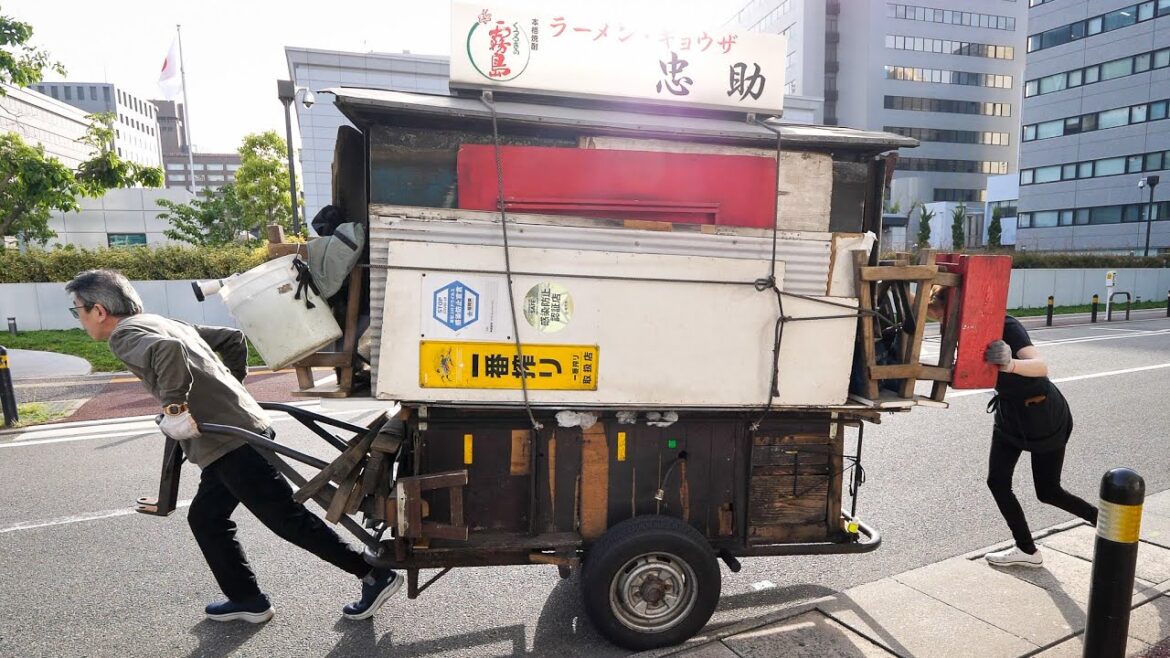 ラーメン一杯６００円。看板女将と大将が営む深夜屋台に密着丨Japanese Street Food