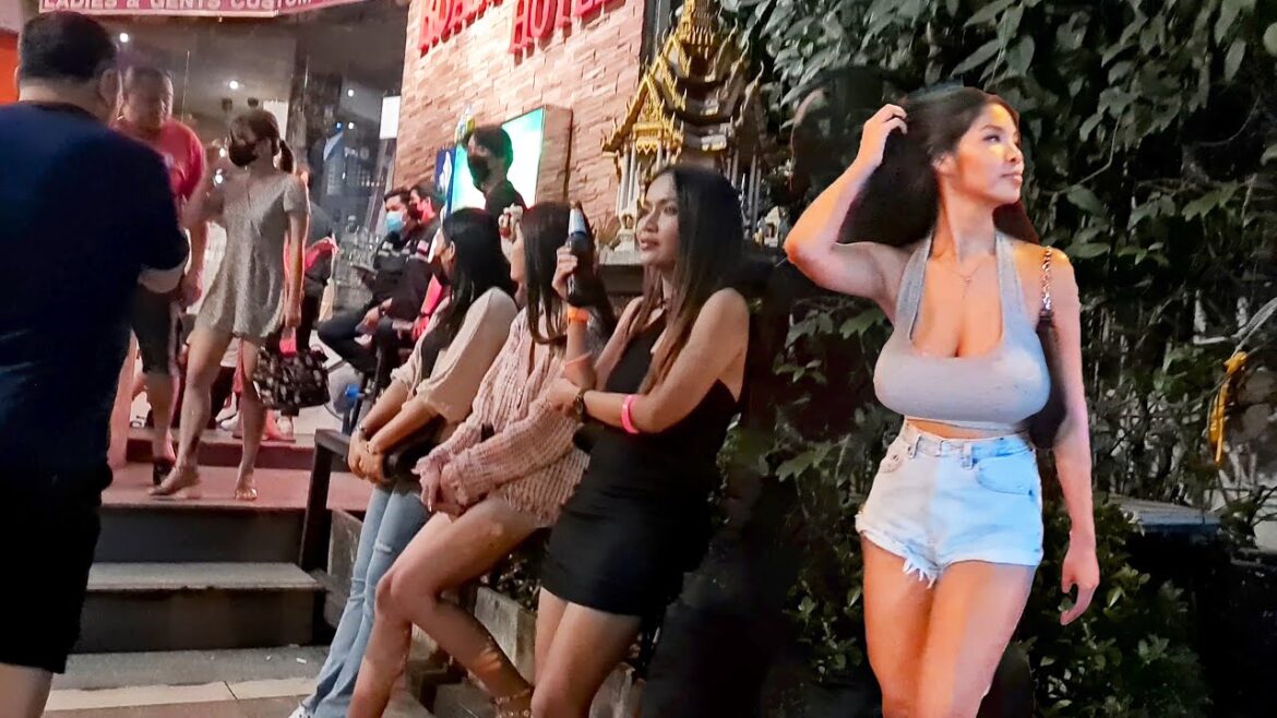 [4k] Thailand Bangkok Soi 4 Nana Thermae Cafe Front Look Around So Many Freelancers!