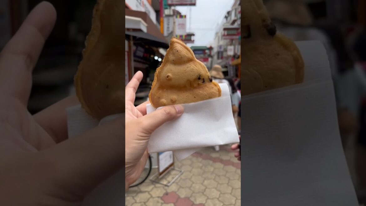 ウンチパンを食す　Chocolate filled poop | Japanese street food #shorts
