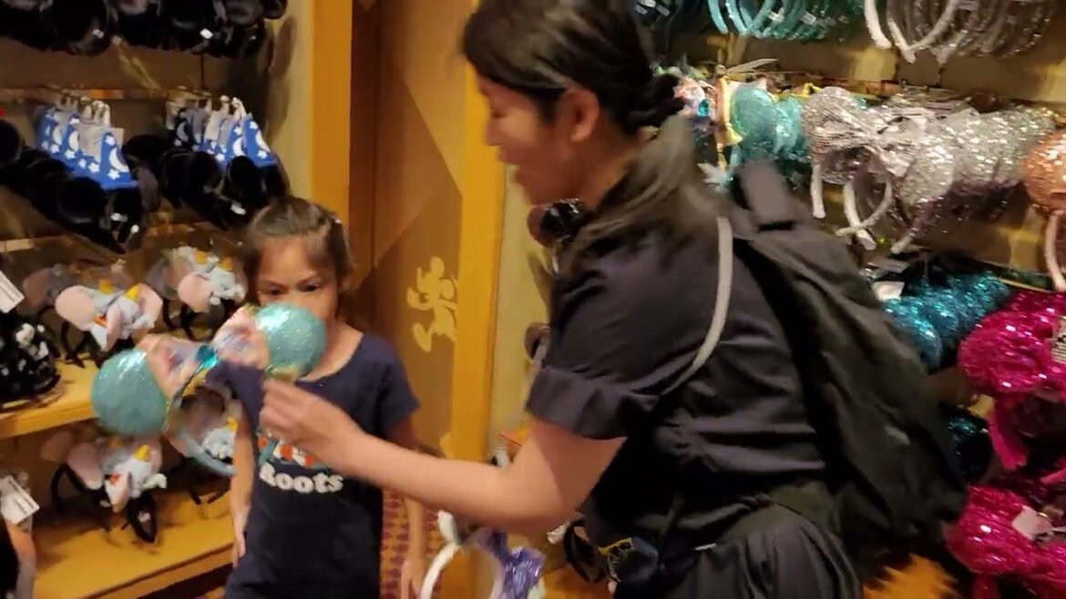 在tokyo disneyland hotel 附近晚上走走 (東京迪士尼樂園大飯店)