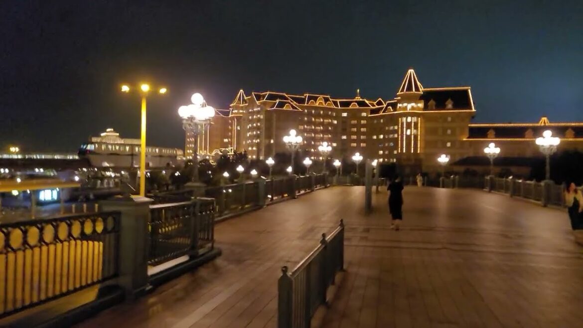在tokyo disneyland hotel 附近晚上走走(東京迪士尼樂園大飯店)