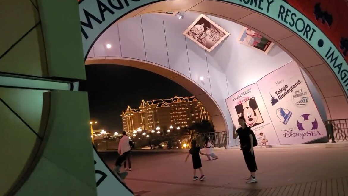 在tokyo disneyland hotel 附近晚上走走 (東京迪士尼樂園大飯店)