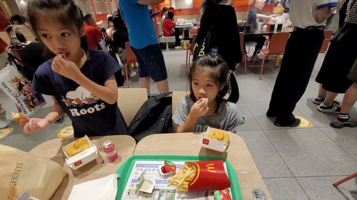 在tokyo disneyland hotel 附近吃麥當勞(東京迪士尼樂園大飯店)