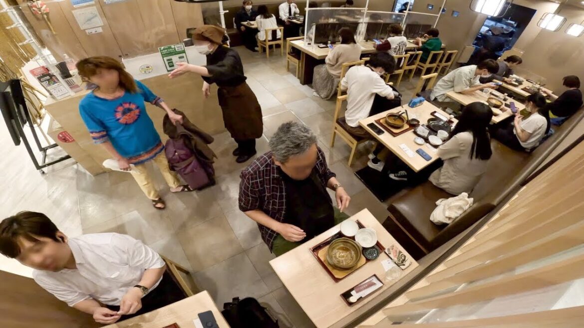 横浜駅地下にある爆ウマうどん天ぷらカツ飯を求めて常連殺到なかや大関本店