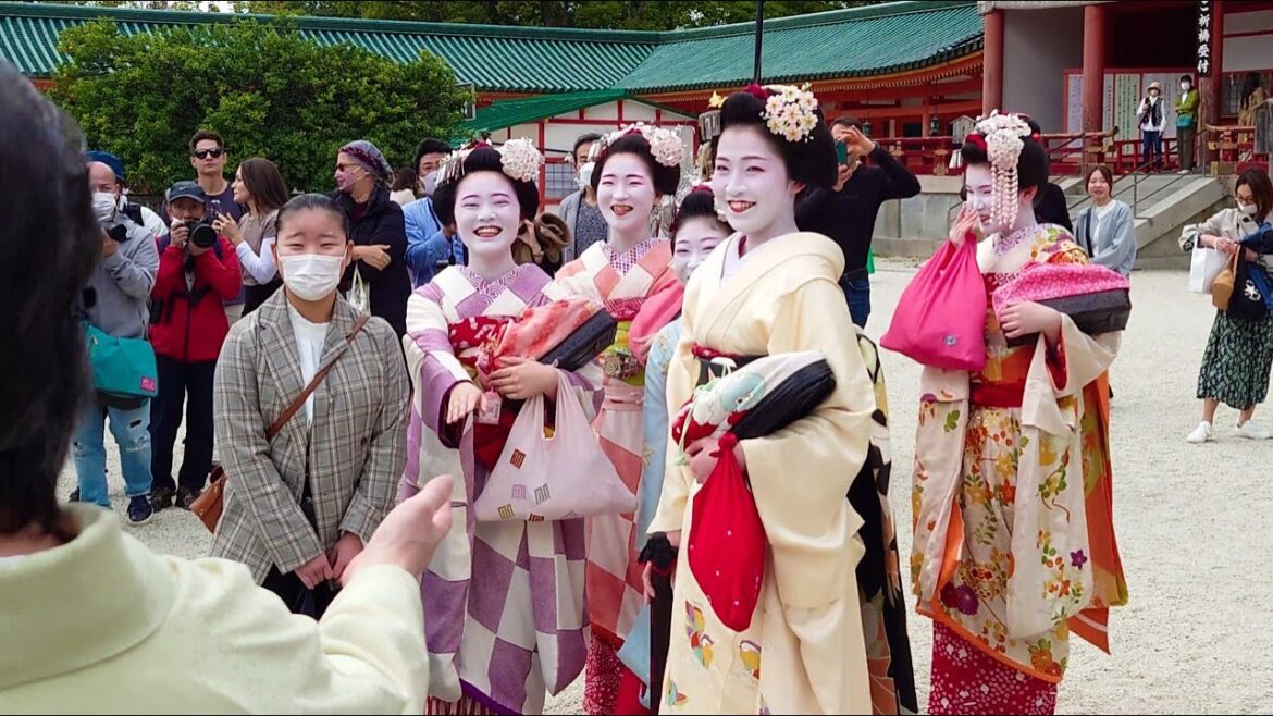 Geishas go to Heian Shrine from Gion in Kyoto on a day business trip 祇園の舞妓さんが平安神宮へ日帰り出張、京都旅行 Geishas go to Heian Shrine from Gion in Kyoto on a day business trip 祇園の舞妓さんが平安神宮へ日帰り出張、京都旅行
