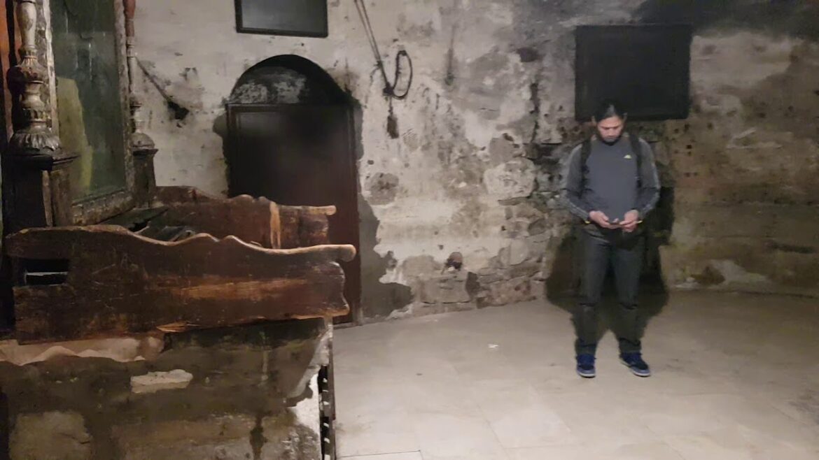 How Jesus was buried in Jerusalem and who was buried next to him? The site where he resurrected How Jesus was buried in Jerusalem and who was buried next to him? The site where he resurrected