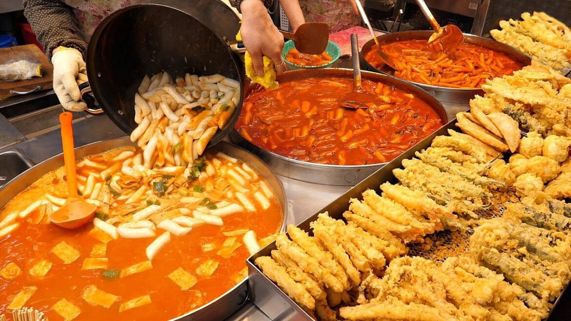 팔리는 양이 역대급! 아침부터 줄서서 먹는? 떡볶이, 순대, 튀김 길거리음식 몰아보기 / spicy rice cake Tteokbokki / Korean Street Food 팔리는 양이 역대급! 아침부터 줄서서 먹는? 떡볶이, 순대, 튀김 길거리음식 몰아보기 / spicy rice cake Tteokbokki / Korean Street Food