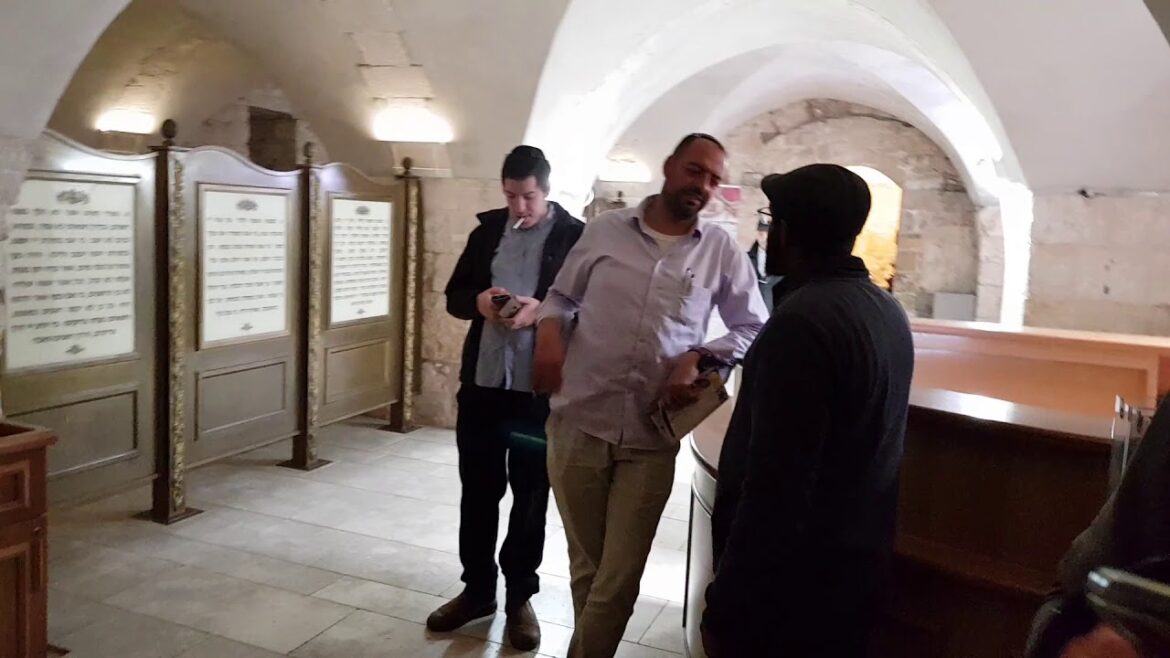 שחקן הכדורסל הסיני הגבוה בעולם (2.29 מטר) יאו מינג  姚明, Yáo Míng מבקר בהר ציון. קבר דוד ירושלים