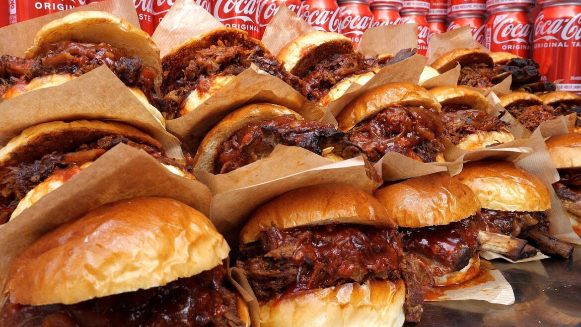 How to make a Delicious Sandwich- Korean street food / 이태원 정통바베큐 맛집 위치원샌드위치