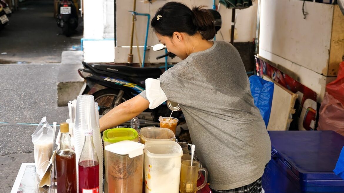 Hard working street coffee lady in Bangkok | thai street food