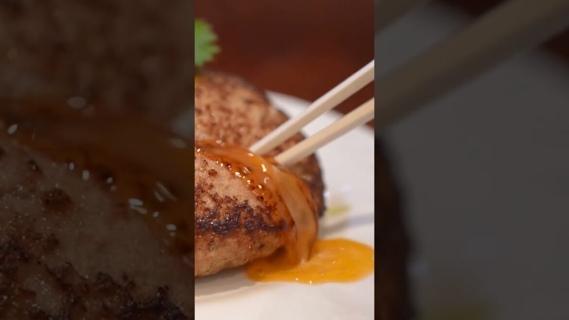 京都で人気 飛び出す肉汁ハンバーグ Popular in Kyoto Juicy hamburger that pops out #shorts #short #yummy #foodie 京都で人気 飛び出す肉汁ハンバーグ Popular in Kyoto Juicy hamburger that pops out #shorts #short #yummy #foodie
