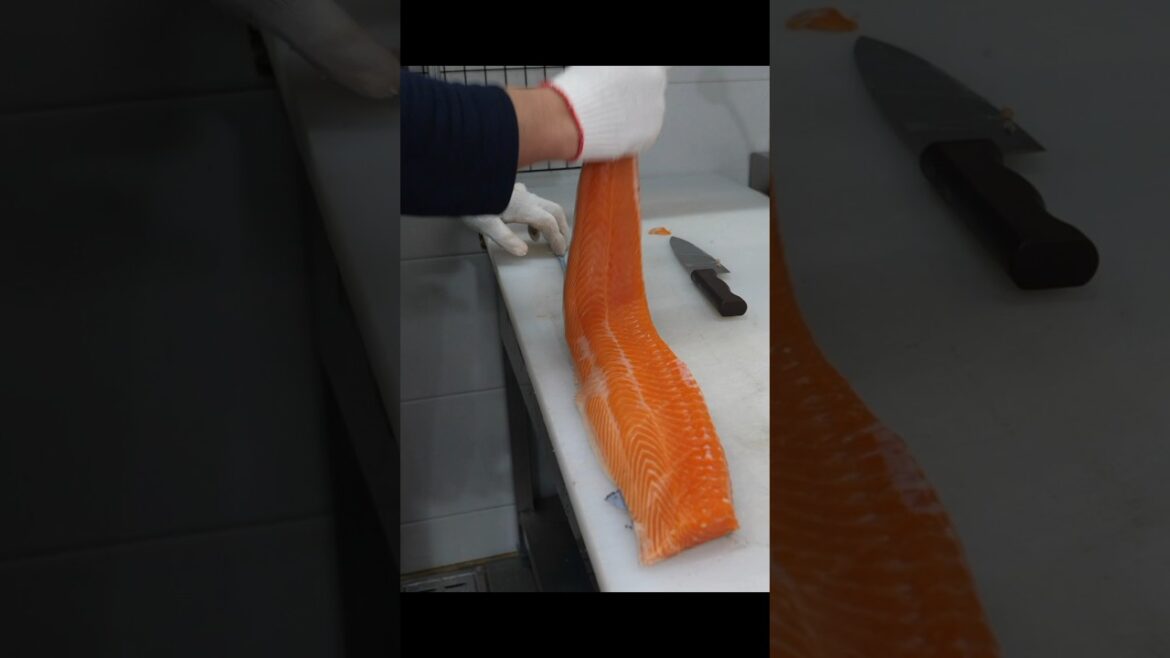 종이 썰듯 썰어버리는 전설의 칼잡이 달인? 빛의 속도로 썰어주는 족발, 회썰기 달인 Seafood cutting skill master / street food #shorts