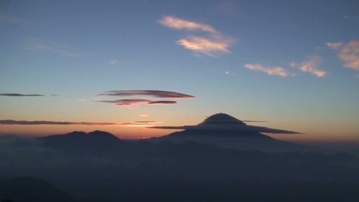 富士山御来光 - 山梨県身延七面山から眺める　｜　Mt. Fuji Sunrise - View from Mt. Minobu Shichimen in Yamanashi Prefecture