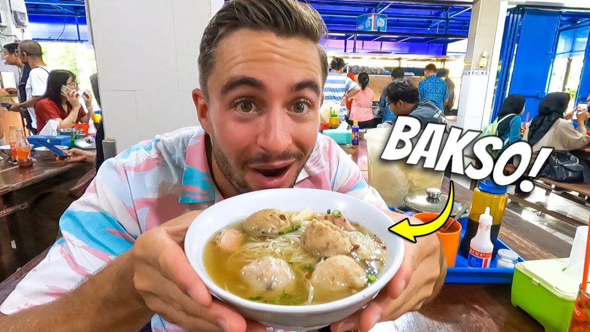 First Time Eating Bakso In Central Jakarta! Indonesian Street Food 🇮🇩