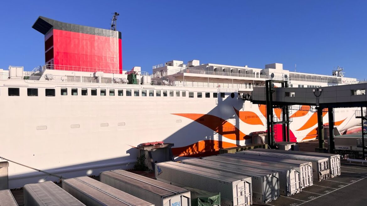 【さんふらわあくれない】新造船の有名な豪華フェリーに乗船！半個室のプライベートツインで快適な12時間の旅♪