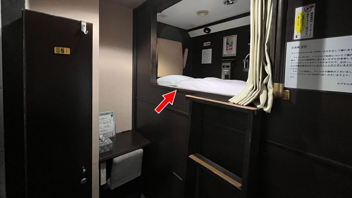Deluxe capsule room with table! But...very cheap! "Capsule Cabin Petit Nagoya"