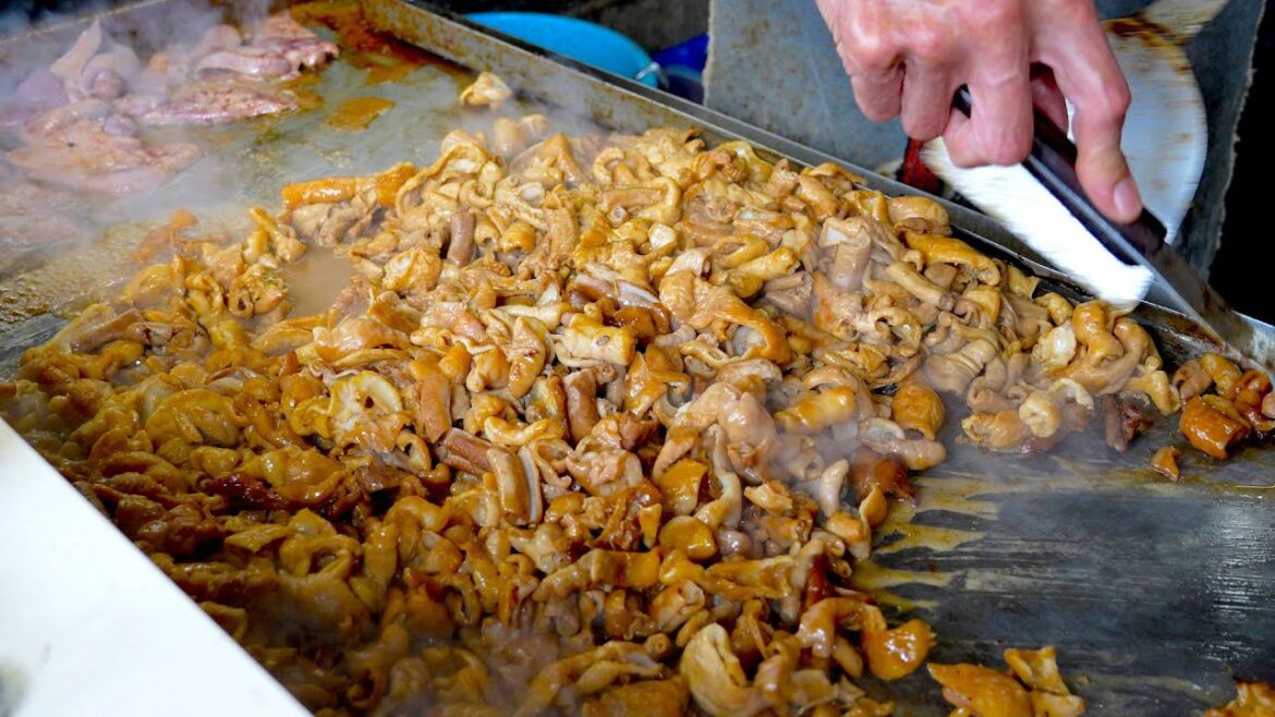 たくさんのレバーや小腸、舌 | スラムのバーベキュー | 日本のストリートフード たくさんのレバーや小腸、舌 | スラムのバーベキュー | 日本のストリートフード