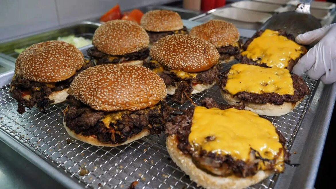골목 작은매장에서? 오픈 한달만에 하루 200개까지 팔리는! 미국식 더블 치즈버거 / American Onion Cheese Burger / Korean street food 골목 작은매장에서? 오픈 한달만에 하루 200개까지 팔리는! 미국식 더블 치즈버거 / American Onion Cheese Burger / Korean street food