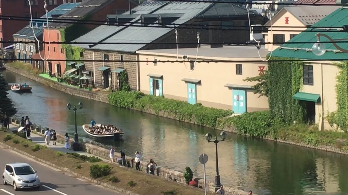 A walk through the port city of Otaru in Hokkaido, Japan:seafood market, canal, and streets北海道の小樽を歩く