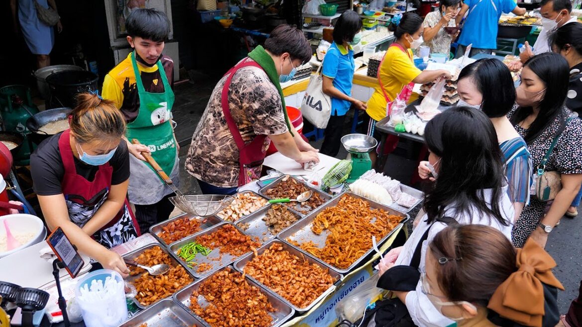 The most popular fried chicken skin in Bangkok | thai street food