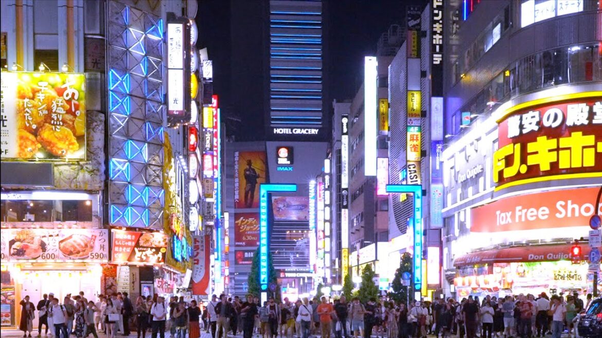 Shinjuku: Exciting City, Saturday Night, 11 PM (Tokyo Japan Walk 4K)