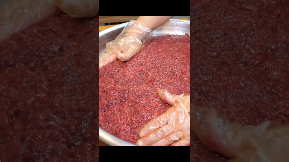 새벽 5시부터 만드는 산더미 육회김밥? 팔리는 양이 역대급! 광장시장 낙지 탕탕이, 육회 김밥 Amazing Raw Beef Gimbab master! #shorts 새벽 5시부터 만드는 산더미 육회김밥? 팔리는 양이 역대급! 광장시장 낙지 탕탕이, 육회 김밥 Amazing Raw Beef Gimbab master! #shorts