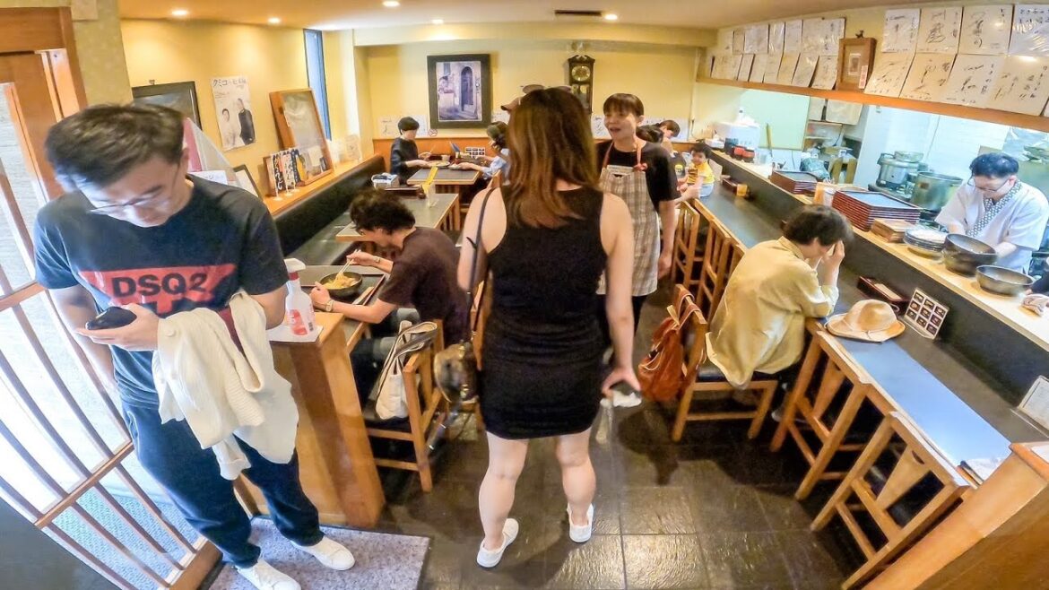 老舗55年のうどん屋を引き継いで2ヶ月の無謀極まりない3代目店主の営業が興味深すぎた。丨 Long-established Udon shop 老舗55年のうどん屋を引き継いで2ヶ月の無謀極まりない3代目店主の営業が興味深すぎた。丨 Long-established Udon shop