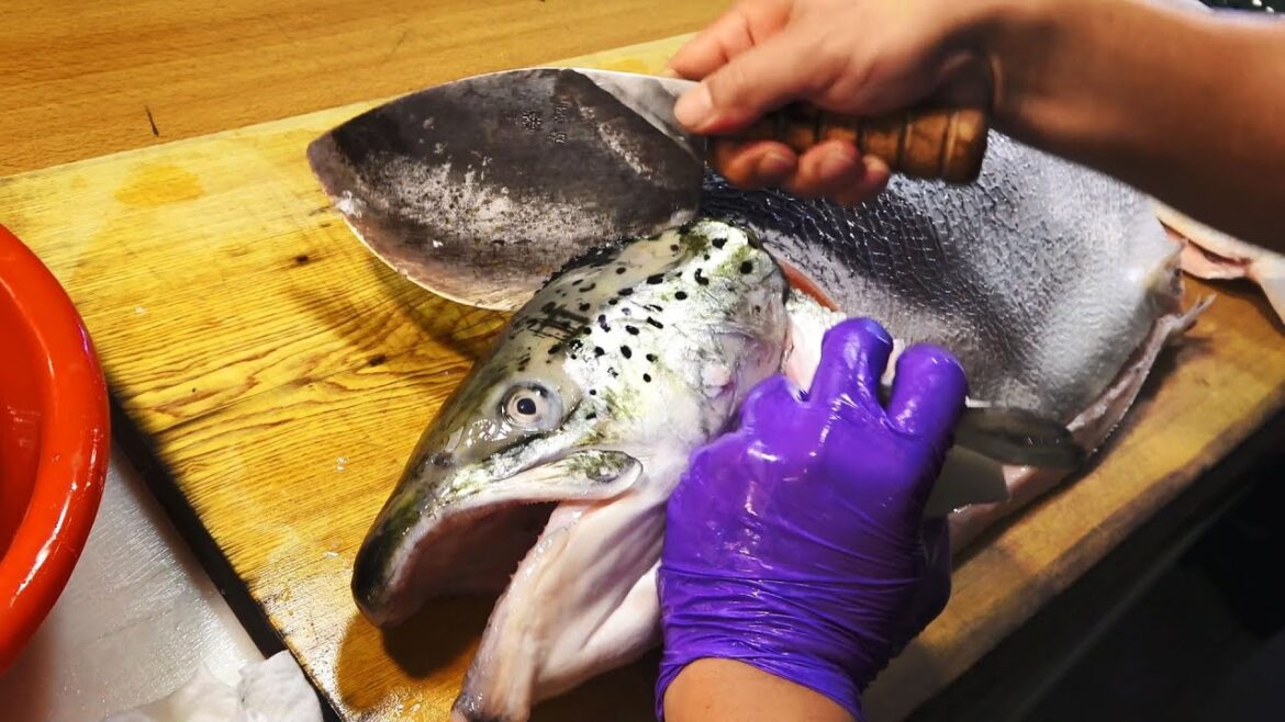 How to Cut a Salmon for Sushi and Sashimi - Taiwan street food