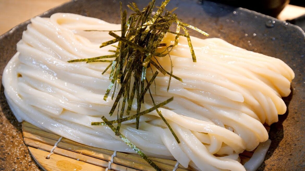 ８６歳スーパーおばあちゃんと７０代店主が作る衝撃のガッツリ天ぷらうどん丨Best Udon in Tokyo