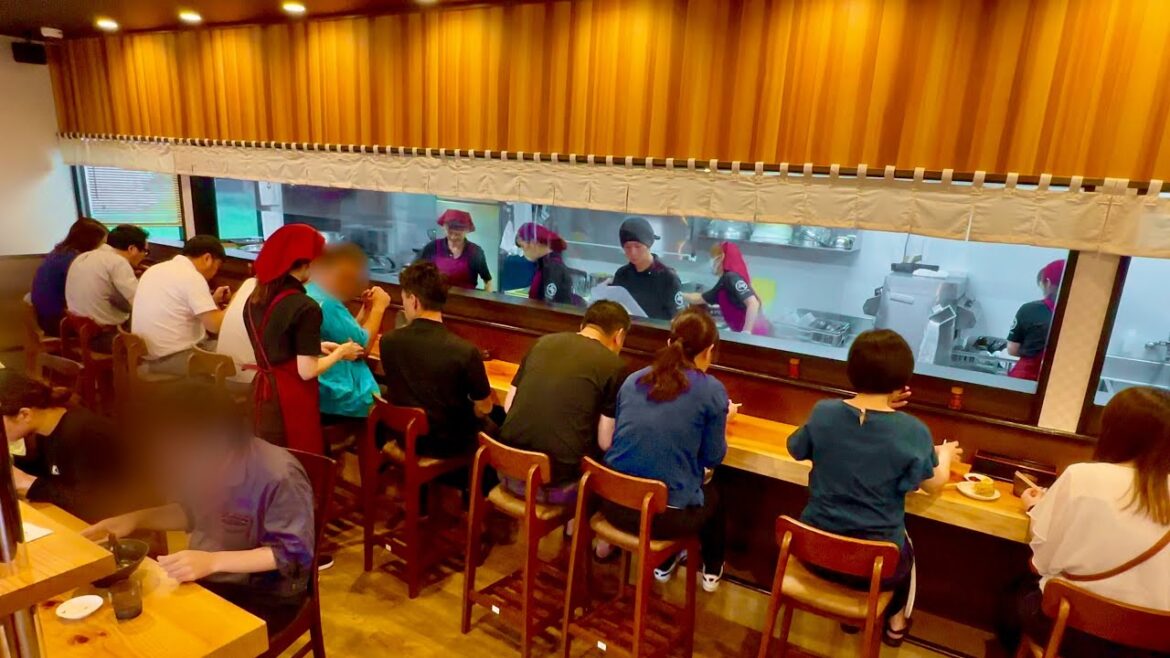 早朝7時からぞくぞく集合！トラックドライバーの胃袋も鷲掴みする創業50年のうどん店｜福岡グルメ ランチ うどん｜