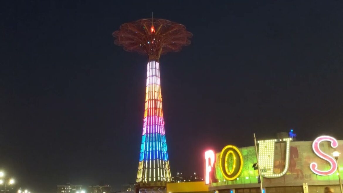 Beautiful Colorful light Show at Skydive Tower-Coney Island Beach康尼岛海滩跳伞塔的美丽夜晚彩色灯光秀/月神公园游乐园的夜晚热络场景