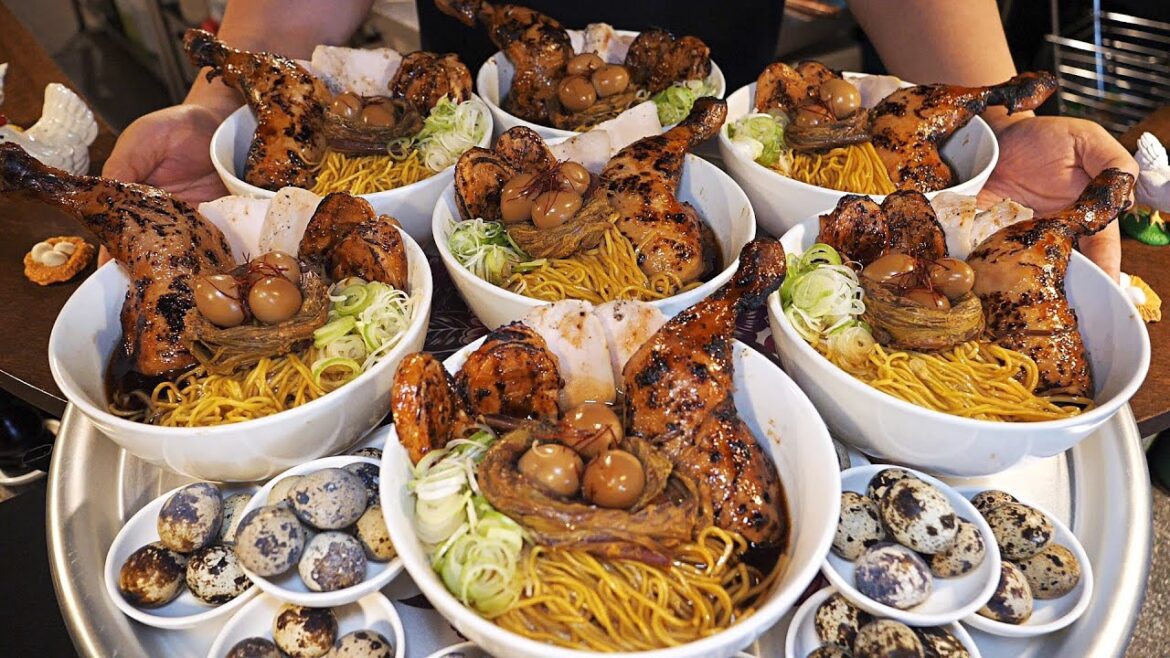 하루 300그릇 완판! 라멘에 미친 사장님이 만든? 역대급 퀄리티 대왕 닭다리 라멘 / Spicy Chicken Egg Noodles / Korean street food