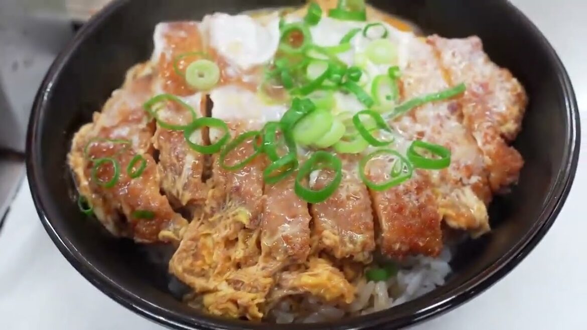 カツ丼 Katsudon   Japanese Street Food   Pork Cutlet Tonkatsu   とんかつ 吉兵衛 三宮本店