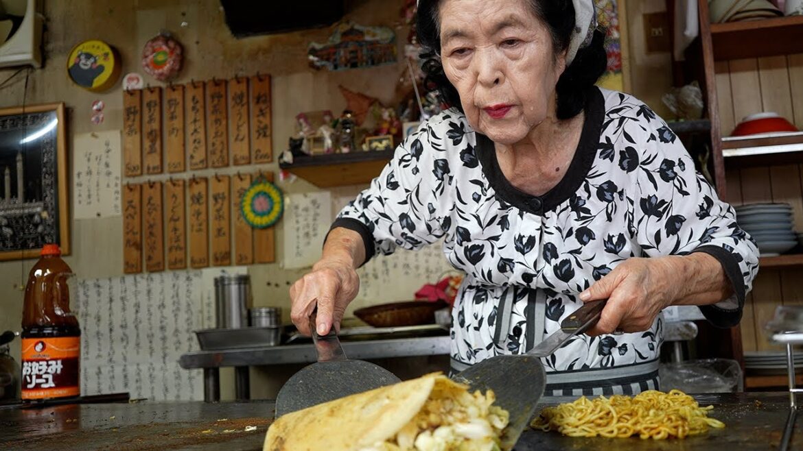 84歳のお姉さんが腕を振るう広島お好み焼き！鑑原食堂 Hiroshima Okonomiyaki Restaurant - Japanese Street Food