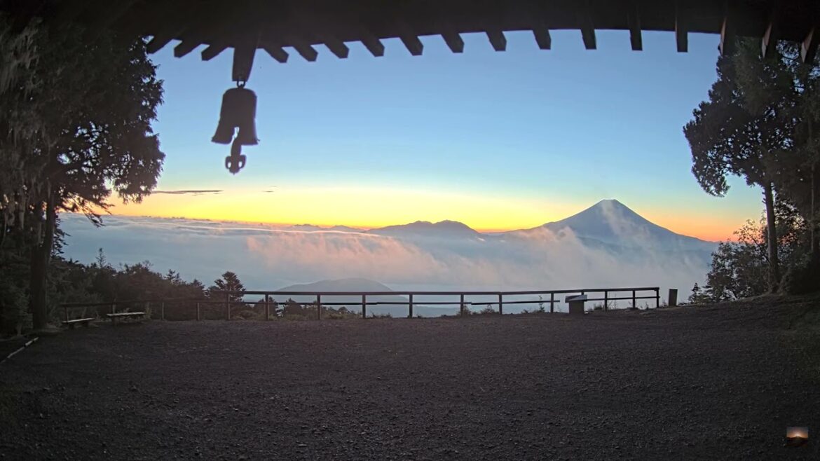 【4K】2023年8月18日 七面山(標高1,982m)から見た夜明け前の富士山とご来光 【4K】2023年8月18日 七面山(標高1,982m)から見た夜明け前の富士山とご来光