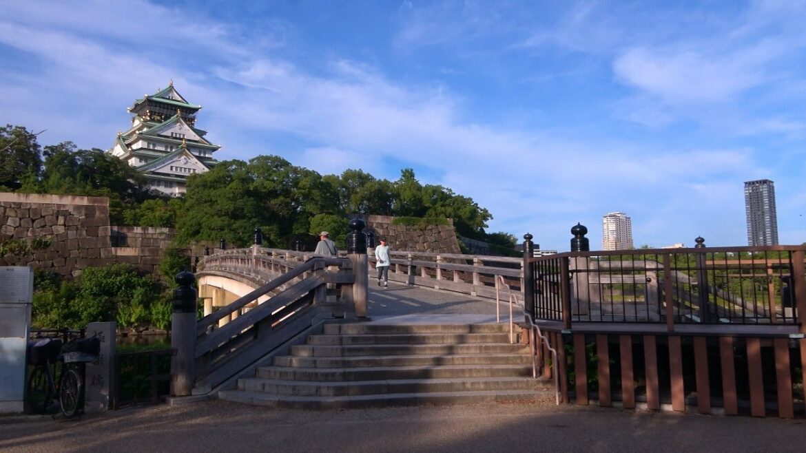 [4K Japan] Summer morning walk at Osaka Castle - Osaka