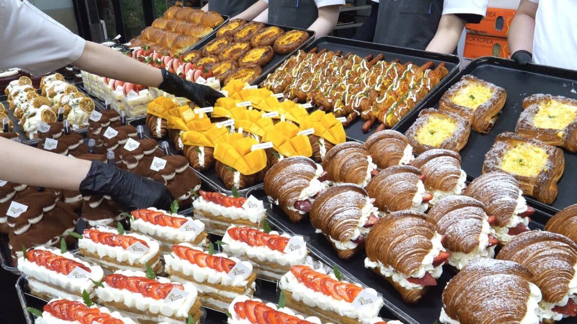 How to make Strawberry Mango Croissants - Korean street food / 인천 크로아상 맛집 포레스트아웃팅스