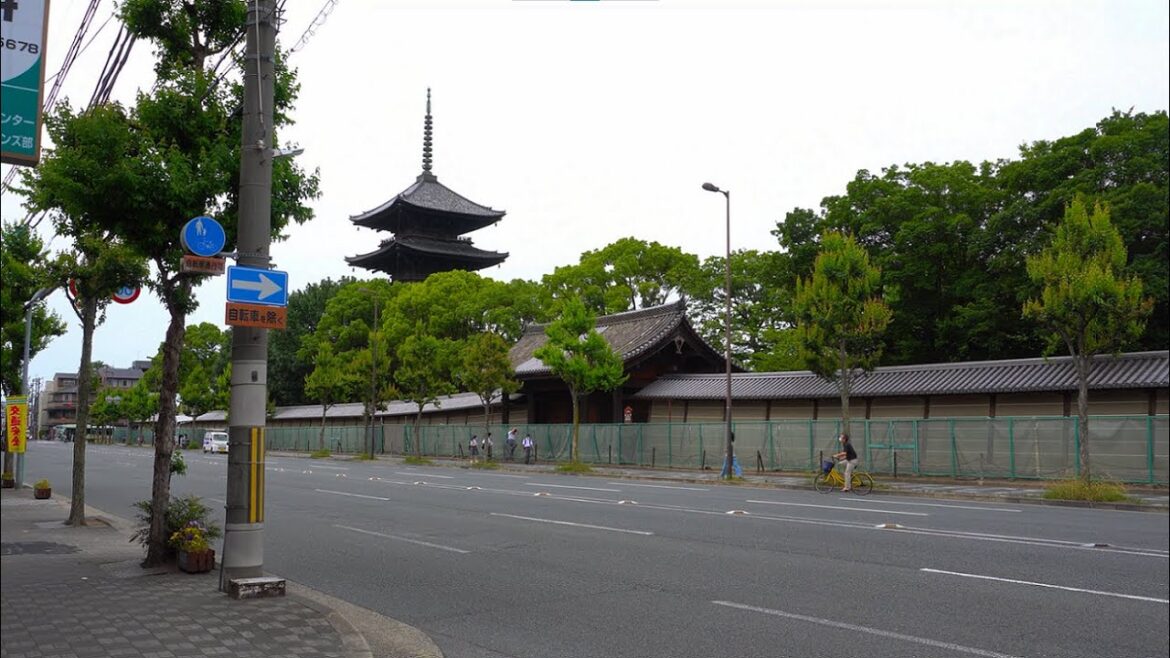 Kyoto Walk 2022 - Hachijo Street Saturday Walking Tour 4K - Enjoy the Lives around Kyoto Station.