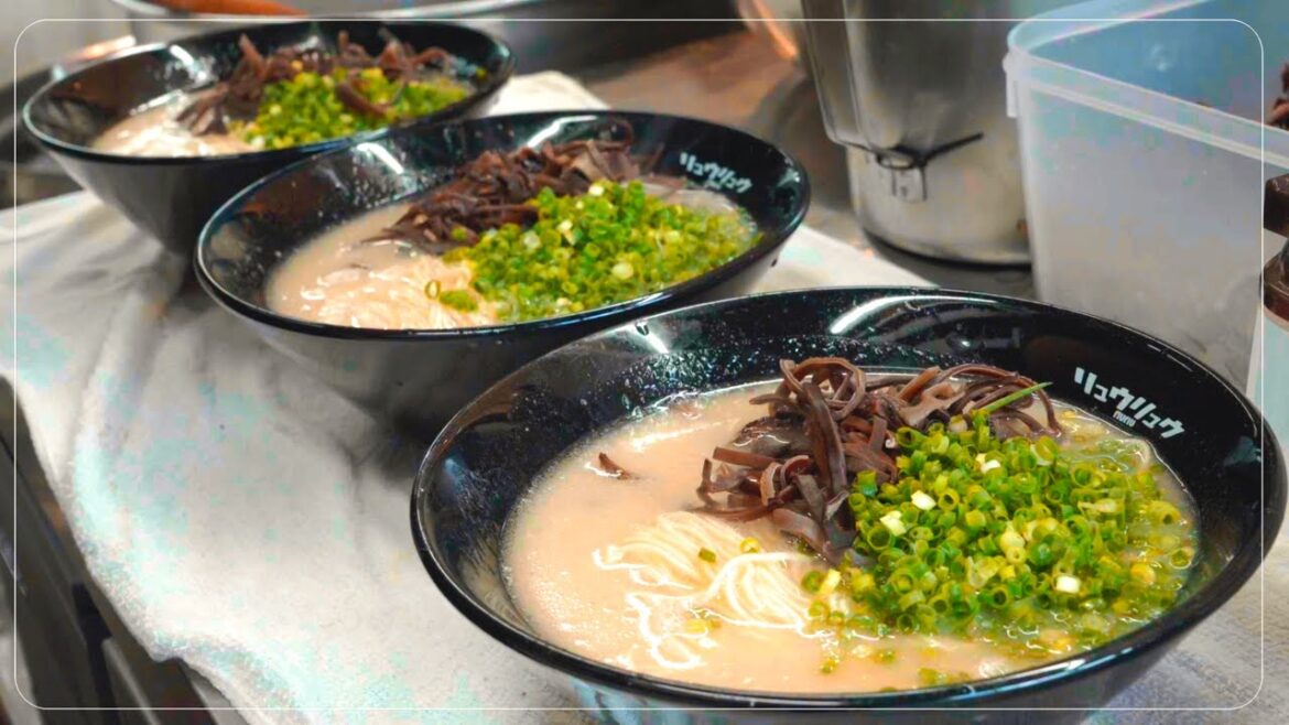 A Japanese tonkotsu ramen shop that people flock to right after it opens. ラーメン japanese street food