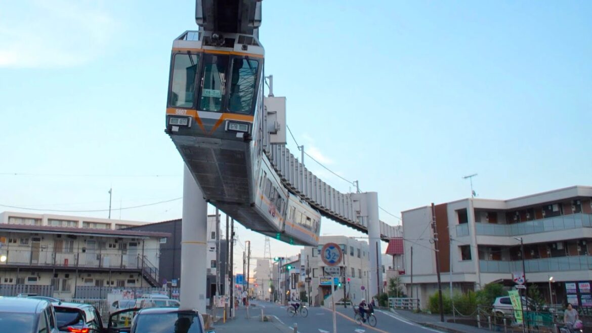 【4K Japan】Train running overhead of people “Shonan Monorail” and Nostalgic cityscape in Kamakura. 【4K Japan】Train running overhead of people "Shonan Monorail" and Nostalgic cityscape in Kamakura.