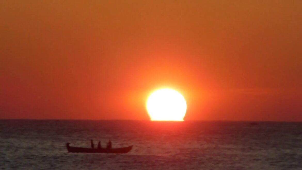 समुद्र के बीच उगते हुए सूरज का कन्याकुमारी से मजा लीजिए | Kanyakumari Sunrise समुद्र के बीच उगते हुए सूरज का कन्याकुमारी से मजा लीजिए | Kanyakumari Sunrise