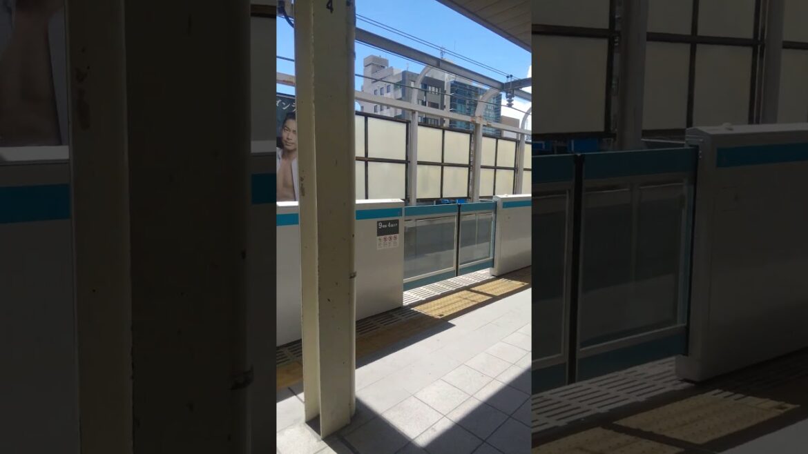 横浜市の桜木町駅｜ホーム360度の風景と停車中の横浜線直通・根岸線（JR東日本E233系電車）Negishi Line Sakuragichō Station Yokohama JAPAN TRAIN