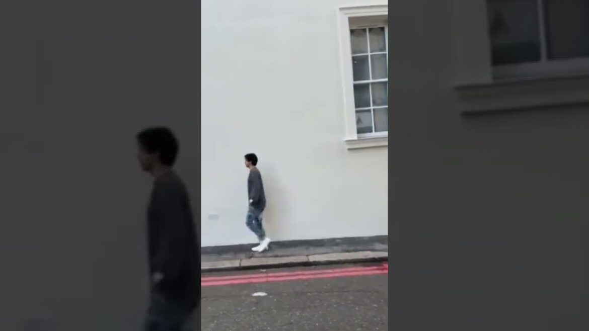 Aryan Khan presence confirms this is Shahrukh Khan’s house in London Aryan Khan presence confirms this is Shahrukh Khan's house in London