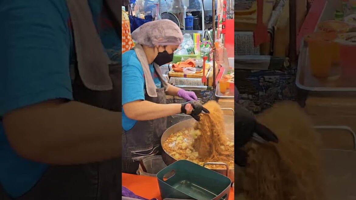 Yummy Mama STREET FOOD Noodles in THAILAND Night MARKET ❤️🇹🇭
