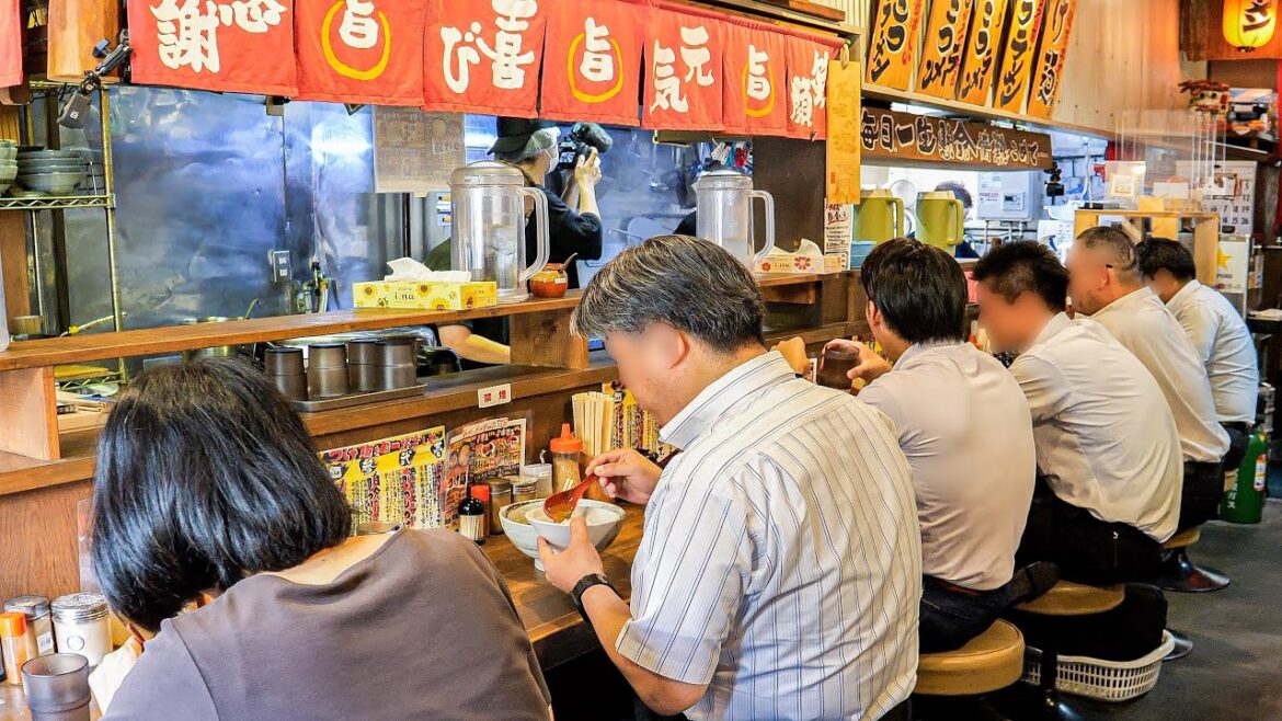 僅か13席で2時間に80杯近く売る下町ラーメン屋の怒涛の一日に密着丨Japanese Street Food 僅か13席で2時間に80杯近く売る下町ラーメン屋の怒涛の一日に密着丨Japanese Street Food