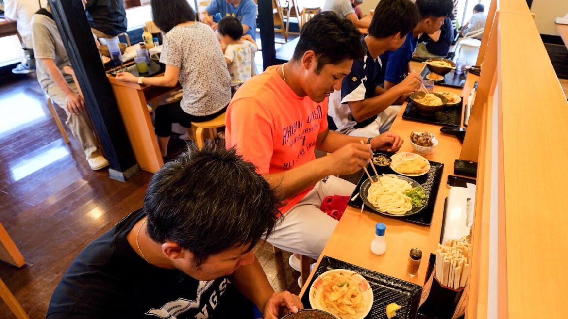 石川）爆食い学生アニキが殺到する１０秒鬼速提供セルフサービスうどん屋が衝撃すぎた丨Japanese Tempura Udon Noodles