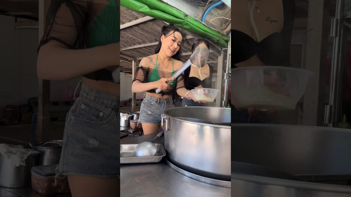 Amazing Thai Lady Cooks Pork Meatballs And Noodle – Thai Street Food #shorts Amazing Thai Lady Cooks Pork Meatballs And Noodle - Thai Street Food #shorts